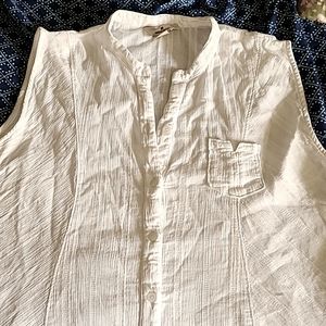 Woolrich women's sleeveless white button up blouse